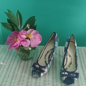 Blue, White and Green Colored Heels With Bow